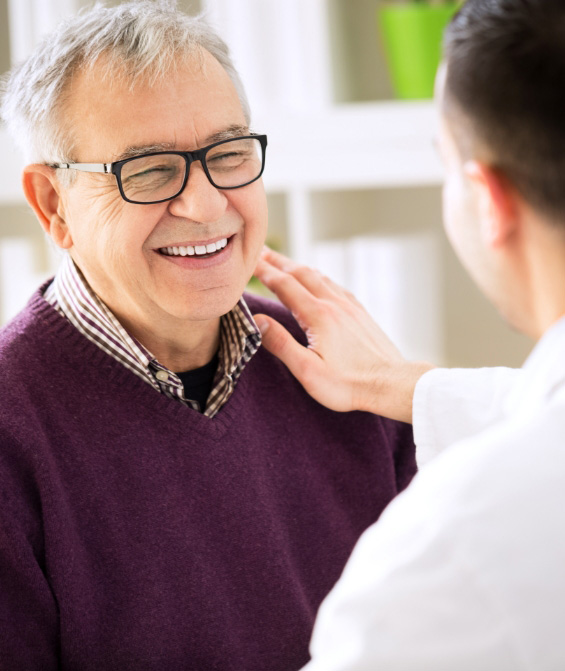 Paziente sorridente e il suo medico